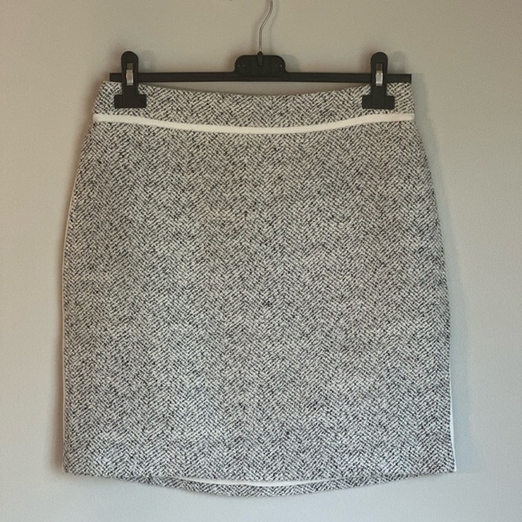 White House Black Market Dresses & Skirts - White House Black Market Skirt Size 2 Tweed Black White Woven Mini Skirt Work